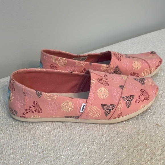 Toms Namaste Slip on shoes women’s size 8 1/2 pre-owned very lightweight narrow - Picture 1 of 8